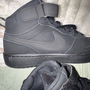 High Top Nike Court Borough Mid 2 Sneaker in an all-black. Size 6
